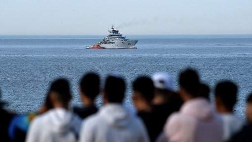 جزائريون يراقبون عمليات الإنقاذ بعد تحطم روحية عسكرية وسقوطها في المتوسط الأربعاء 