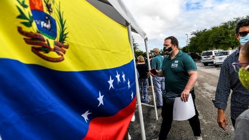 مواطن فنزويلي يشارك في الاستشارات الشعبية التي دعت إليها المعارضة في العاصمة الفنزويلية كراكاس السبت
