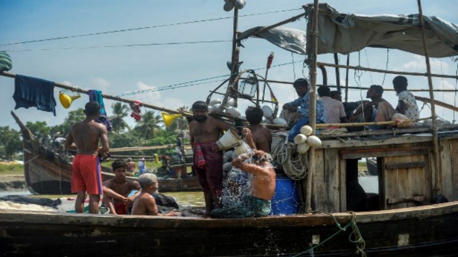 مقطع مصور يظهر وحشية المهربين حيال اللاجئين الروهينغا في البحر