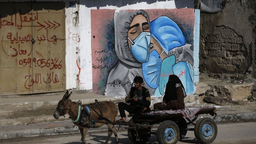 جدارية في غزة لدعم الطواقم الطبية التي تحارب كورونا