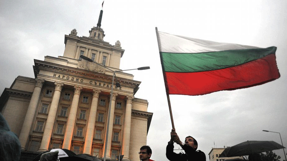 العلم البلغاري مرفوعاً خلال تظاهرة في صوفيا في العام 2013