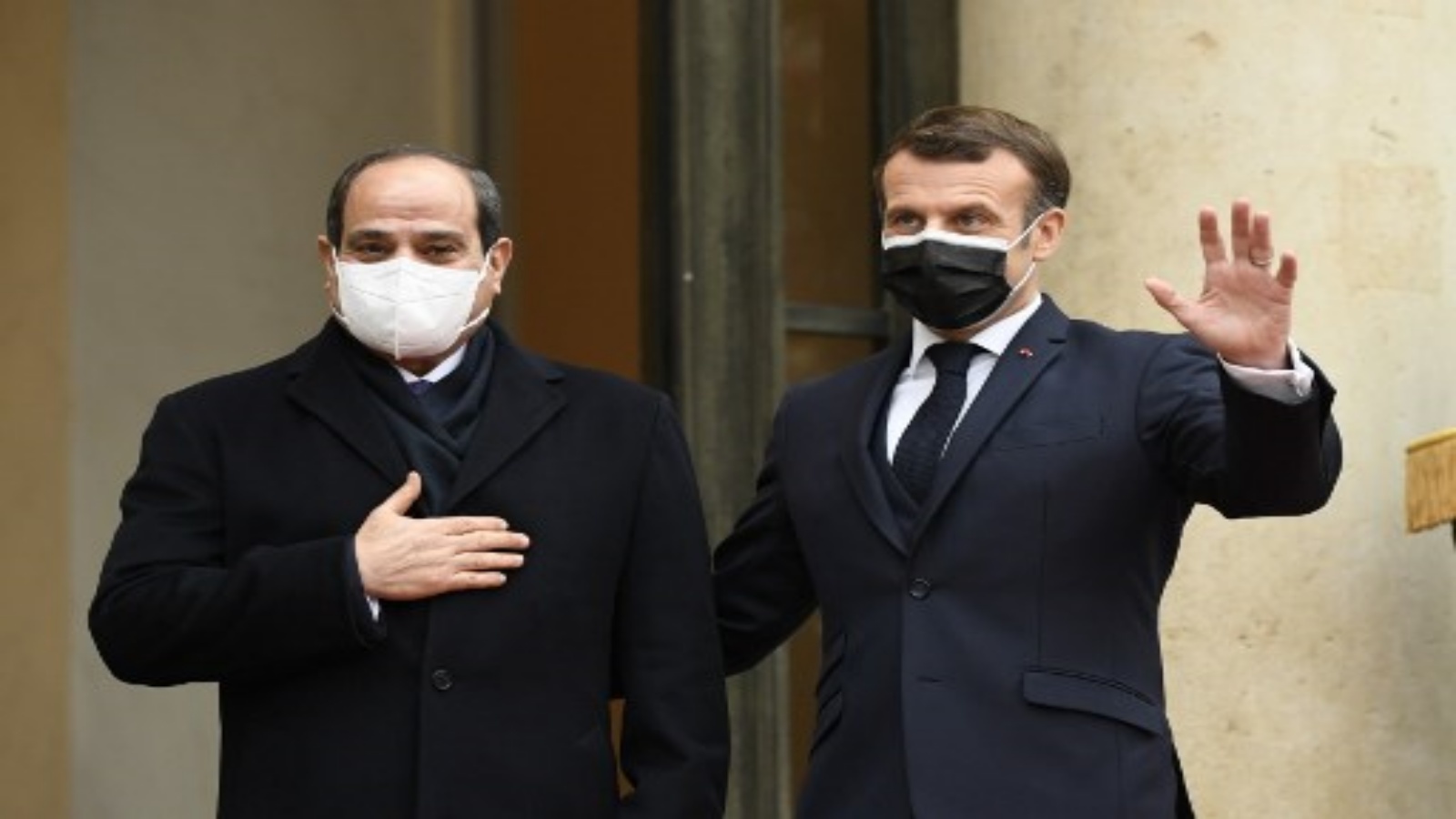 الرئيس الفرنسي إيمانويل ماكرون يرحب بنظيره المصري عبد الفتاح السيسي في قصر الإليزيه الرئاسي في 7 ديسمبر 2020 في باريس ،