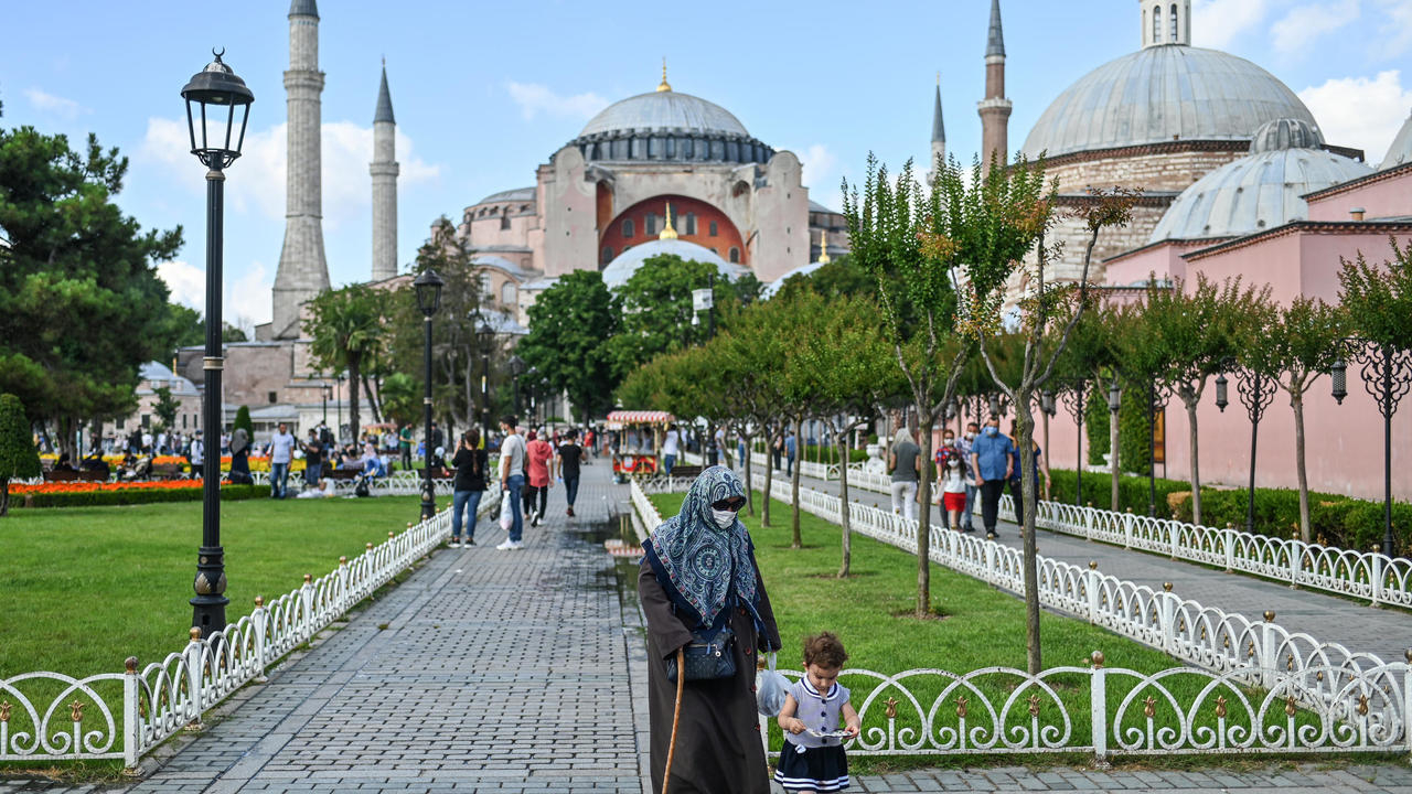 مصلون في حي السلطان أحمد في إسطنبول حيث يقع معلم آيا صوفيا