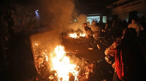 مواجهات بين الأمن اللبناني والطلاب المحتجين على رفع الأقساط الجامعية في منطقة الحمرا ببيروت السبت