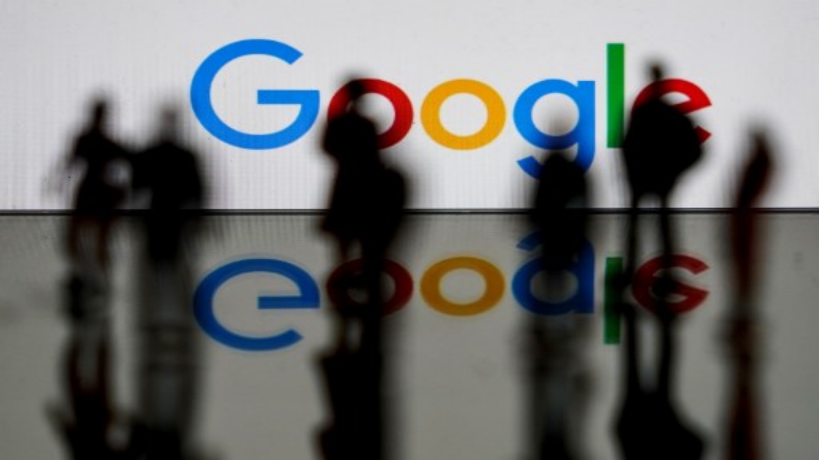 شعار شركة Google للتكنولوجيا متعددة الجنسيات والخدمات المرتبطة بالإنترنت في بروكسل. تسبب انقطاع كبير في خدمات Google ، بما في ذلك Gmail ومنصة مشاركة الفيديو ، YouTube في وضع عدم الاتصال في جميع أنحاء العالم.
