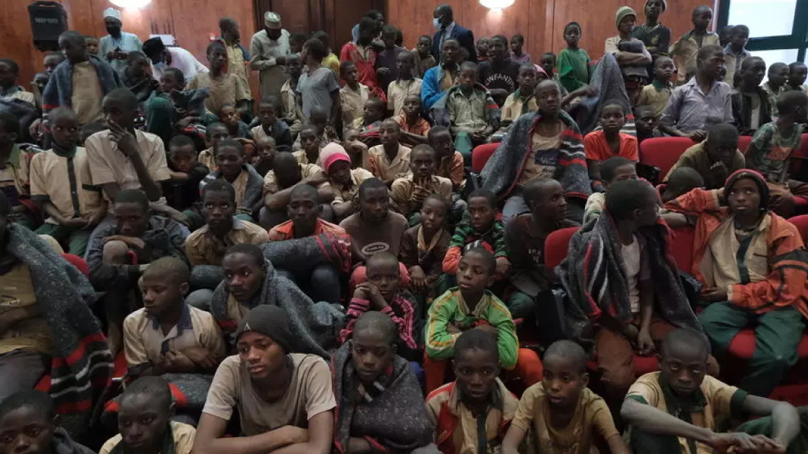 تلاميذ كانوا مخطوفين لدى جماعة بوكو حرام في صورة التُقطت بعد الإفراج عنهم الجمعة