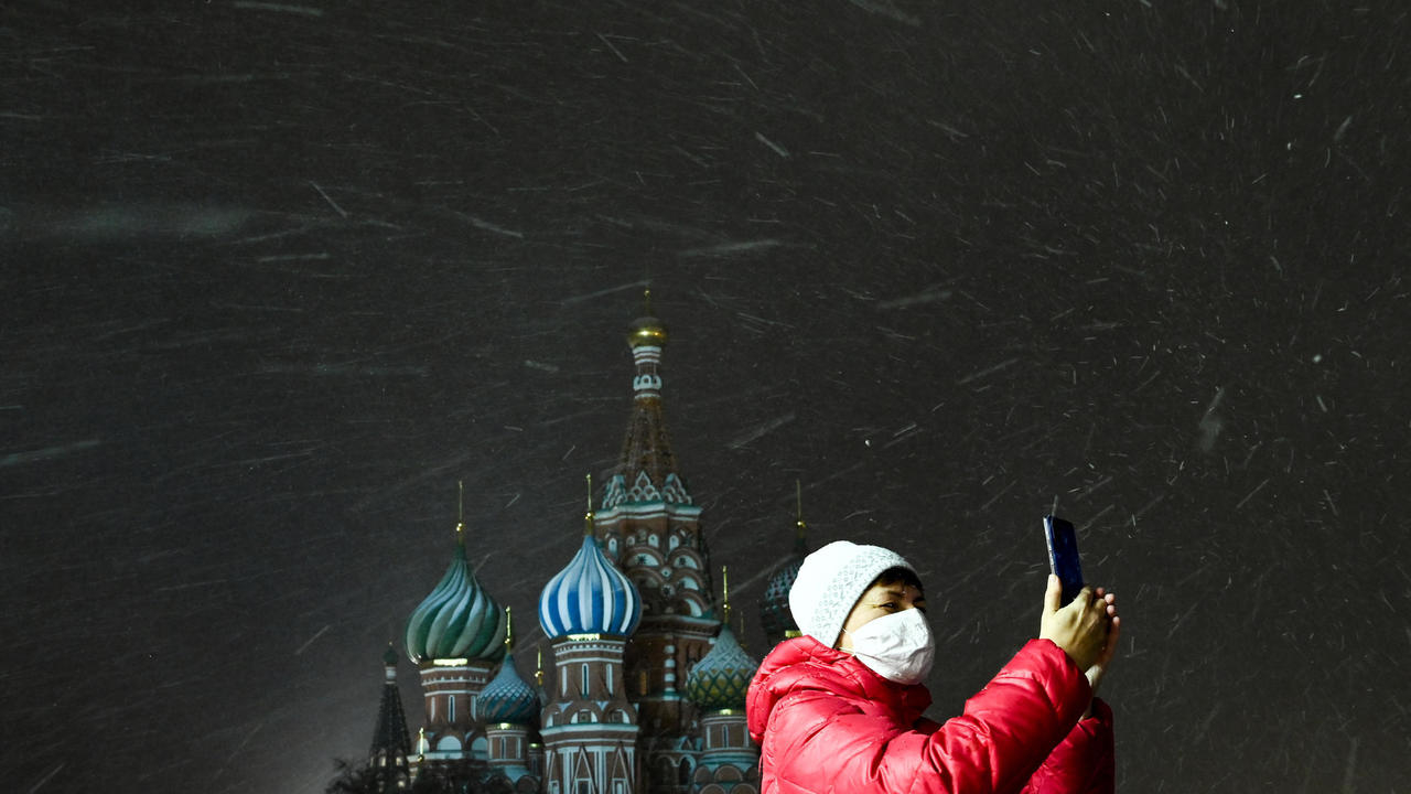 امرأة تلتقط صورة في الساحة الحمراء في موسكو في 26 تشرين الثاني/نوفمبر 2020