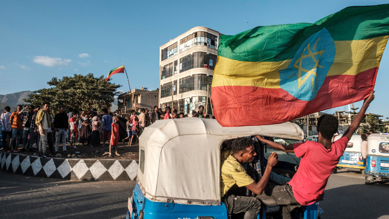رجل يرفع علم اثيوبيا خلال الاحتفالات بتحرير قادة المعارضة الذين كانوا محتجزين في ميكيلي، في ألماتا الاثيوبية في 10 كانون الأول/ديسمبر 2020