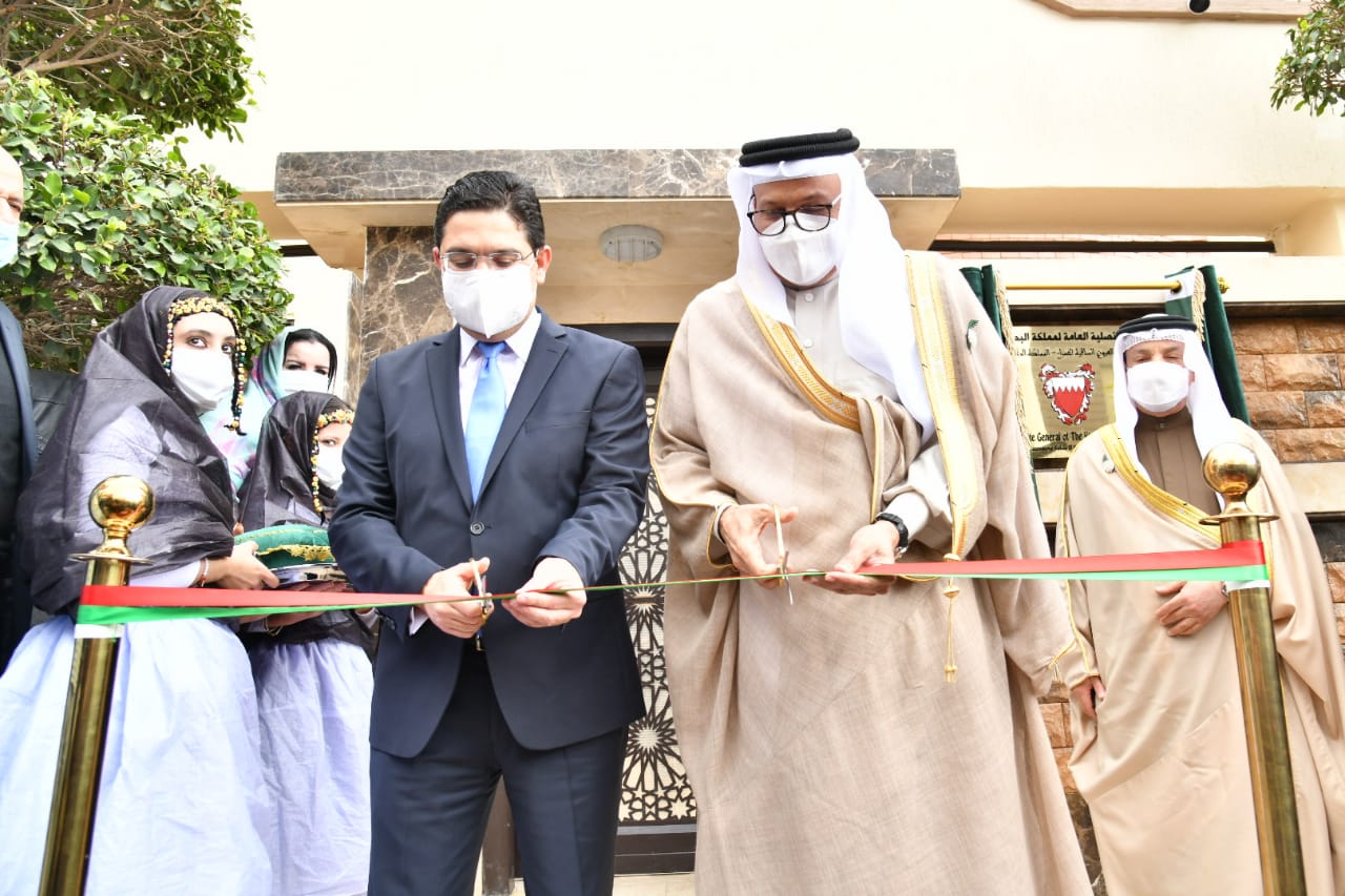 وزيرا خارجية المغرب والبحرين لدى افتتاحهما القنصلية العامة البحرينية في العيون اليوم