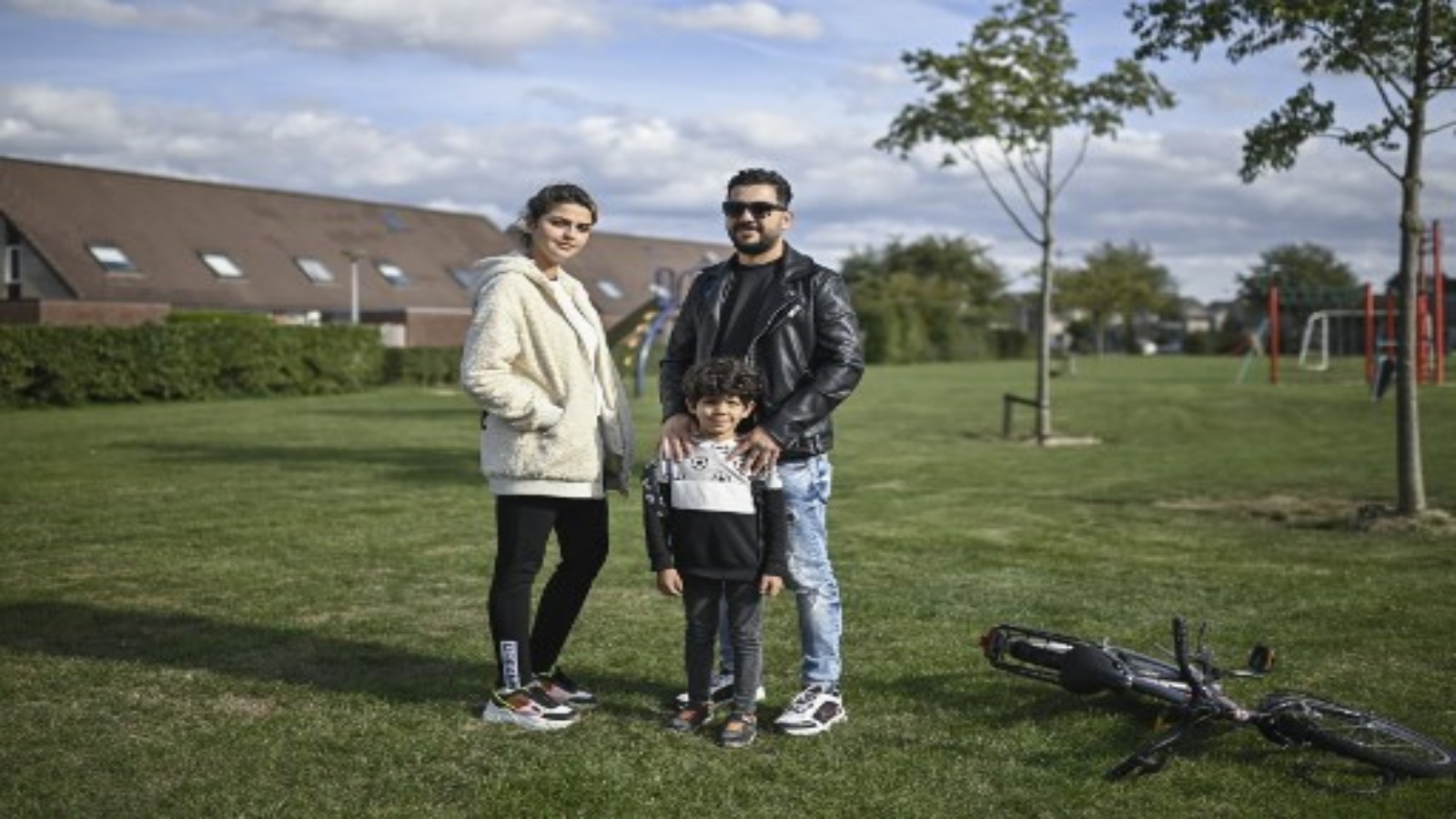 في هذه الصورة التي تم التقاطها في 24 سبتمبر 2020 ، يقف أحمد (يمين) البالغ من العمر 32 عامًا مع زوجته علياء وابنهما آدم البالغ من العمر خمس سنوات في حديقة في مدينة دوفين بهولندا