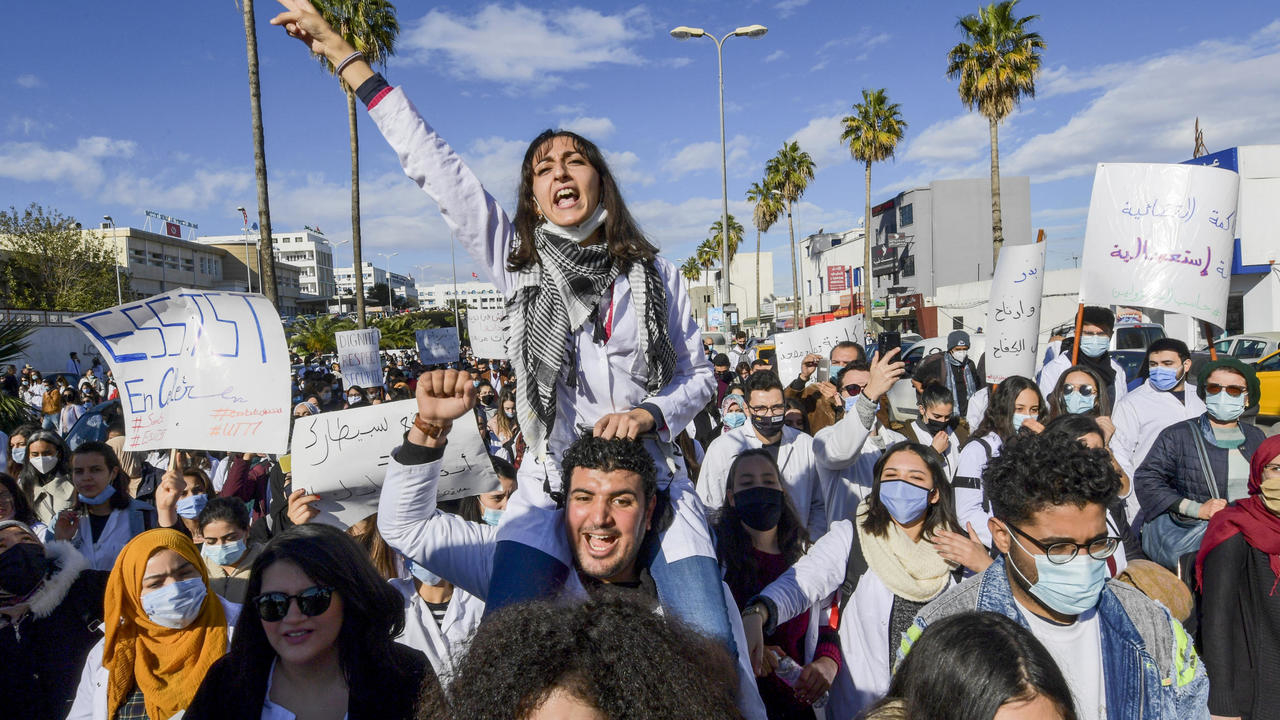 تشهد تونس زخماً في التظاهرات حديثاً، وفي الصورة أطباء تونسيون يتظاهرون للمطالبة بإقالة وزير الصحة، في الثلاثاء 8 كانون الأول/ديسمبر 2020