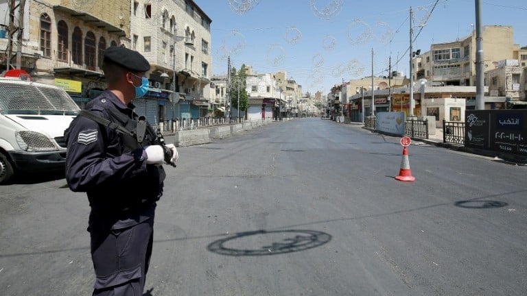 شرطي أردني يراقب تطبيق حظر التجول لاحتواء كورونا في عمان في أغسطس الماضي