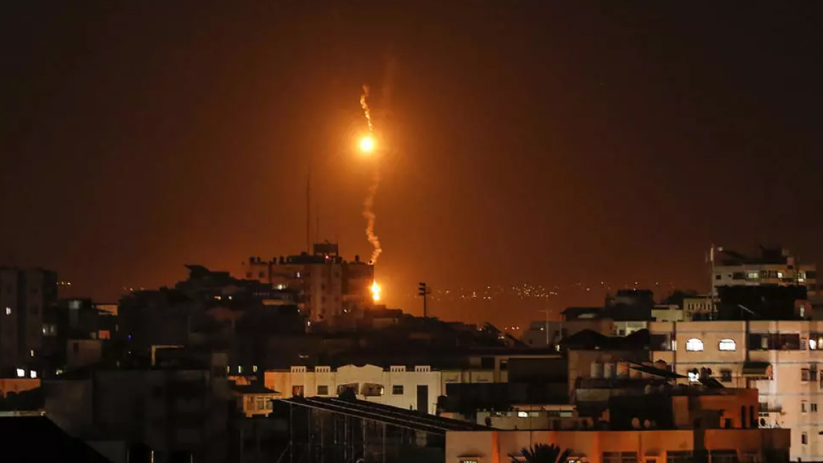 صور من الأرشيف لصواريخ تطلق من غزة نحو إسرائيل