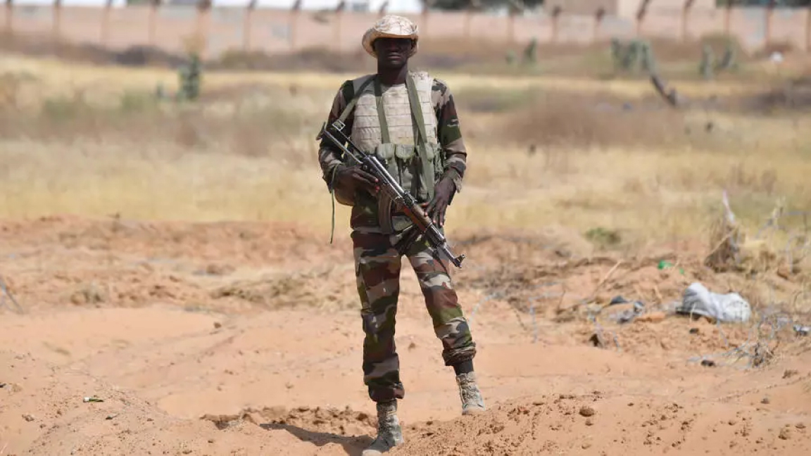 جندي خلال نوبة حراسة بالقرب من مطار ديفا في جنوب شرق النيجر في 23 ديسمبر الجاري