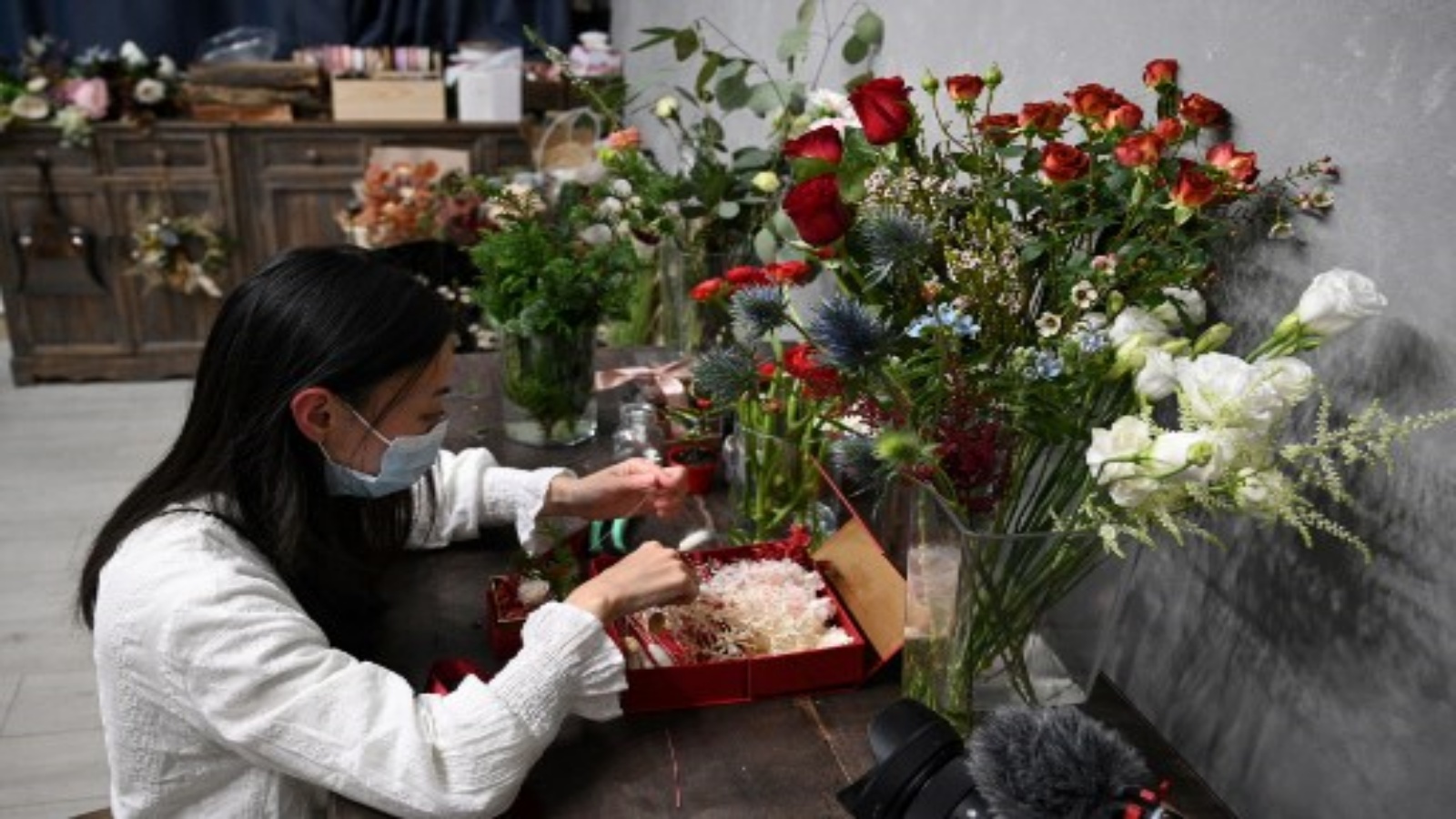 صورة تم التقاطها في 22 ديسمبر 2020 ، بائعة الزهور إليز إيب تقدم هدية كجزء من مشروع 