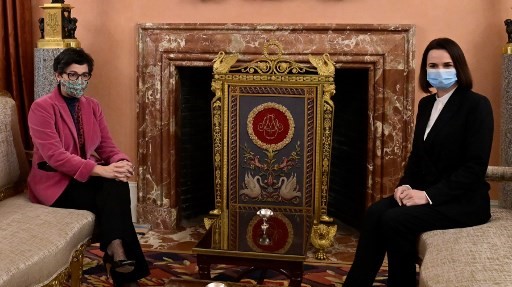 زعيمة المعارضة في بيلاروسيا سفيتلانا تيخانوفسكايا مجتمعة مع وزيرة الخارجية الاسبانية ارنشا غونزاليس لايا