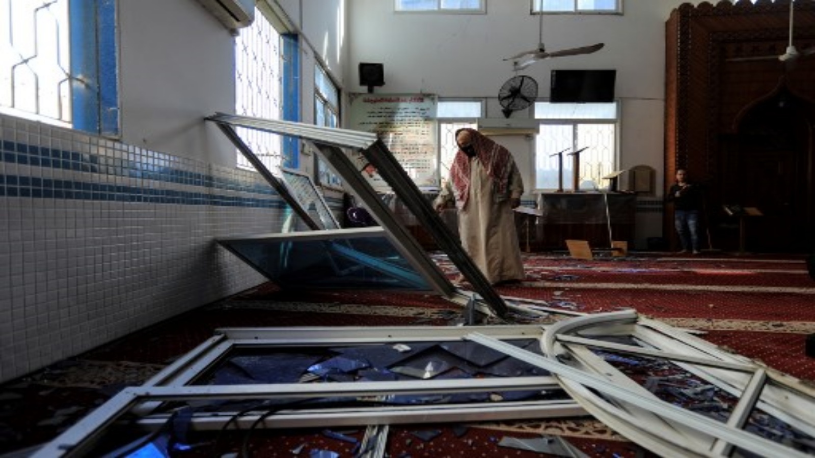 فلسطينيون يقدرون الأضرار التي لحقت بمسجد جراء غارة جوية إسرائيلية ليلية على مدينة غزة ، في 26 ديسمبر ، 2020. قال الجيش الإسرائيلي اليوم إن إسرائيل استهدفت عددا من المواقع في غزة بعد أن أطلق مسلحون فلسطينيون صواريخ على جنوب البلاد