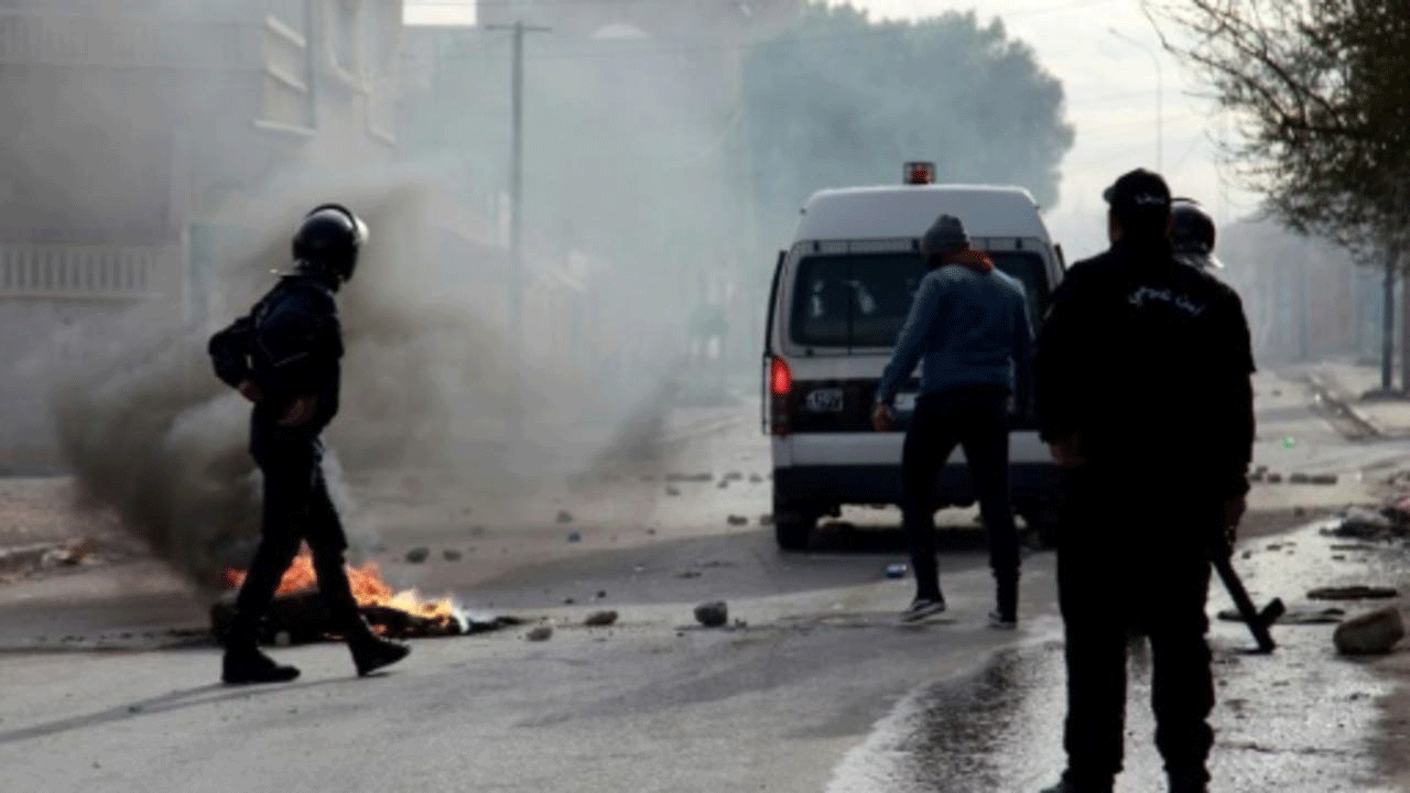 رجال شرطة تونسيون خلال تظاهرة في أحد شوارع مدينة القصرين في وسط تونس في 25 كانون الأول/ديسمبر 2018