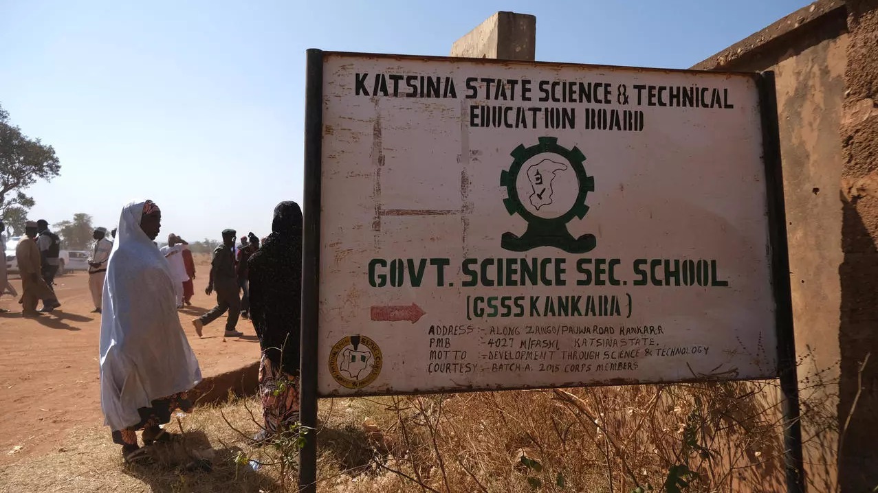 أهالي ينتظرون أمام مدرسة بعدما خطف مسلحون طلابا منها في ولاية كاتسينا بشمال غرب نيجيريا، في 15 ديسمبر 2020