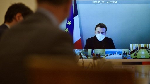 الرئيس الفرنسي إيمانويل ماكرون حاضرًا جلسة مجلس الوزراء الفرنسي عبر الشاشة بعد إصابته بكورونا