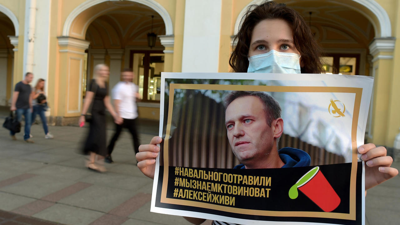 مؤيدة للمعارض الروسي ألكسي نافالني في سانت بطرسبرغ في 20 آب/أغسطس 2020