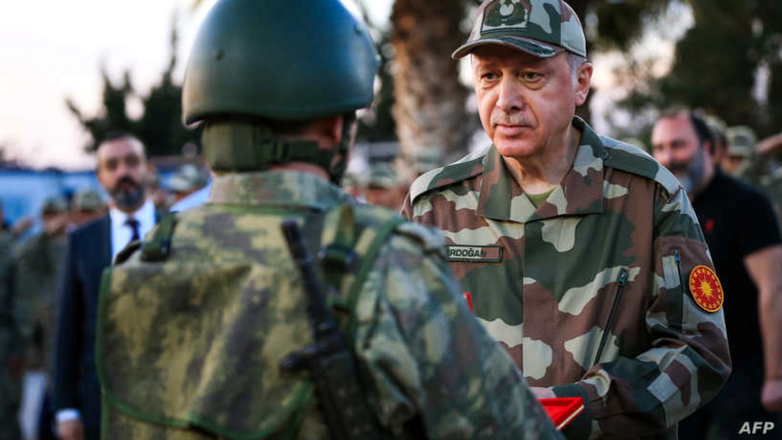 الرئيس التركي رجب طيب إردوغان بالزي العسكري مودعاً جنوده 