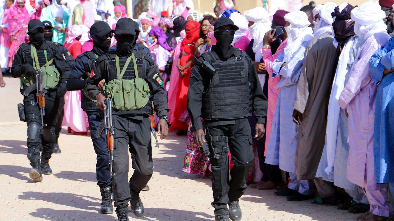 قوات الأمن النيجرية تتجول وسط أنصار محمد بازوم المرشح الرئاسي في مطار أغاديز في 15 كانون الأول/ديسمبر 2020