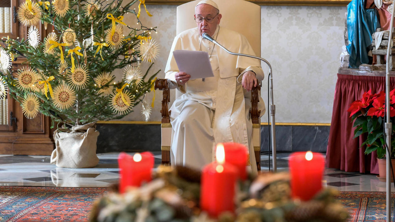 صورة وزعها مكتب الفاتيكان الإعلامي تُظهر البابا فرنسيس في 23 كانون الأول/ديسمبر 2020