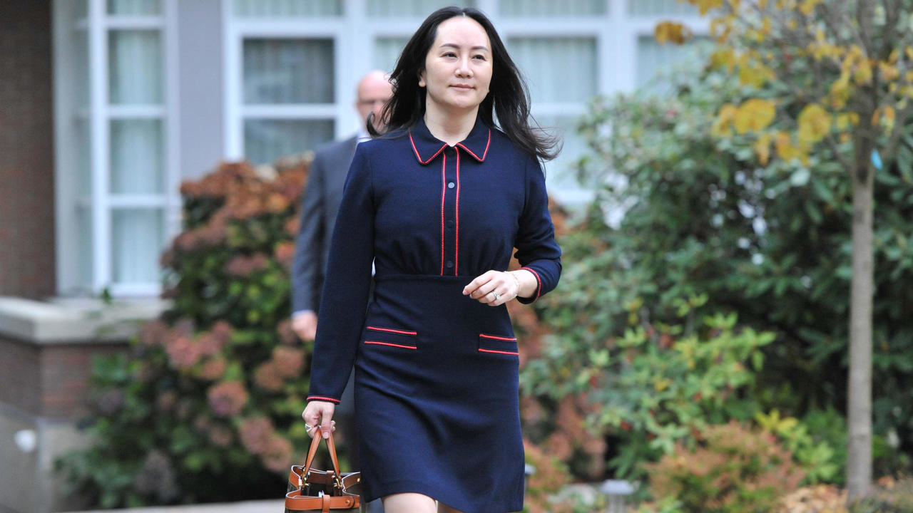 المديرة المالية لشركة هواوي مينغ وانتشو تخرج من منزلها في فانكوفر في كندا في 27 تشرين الأول/أكتوبر 2020
