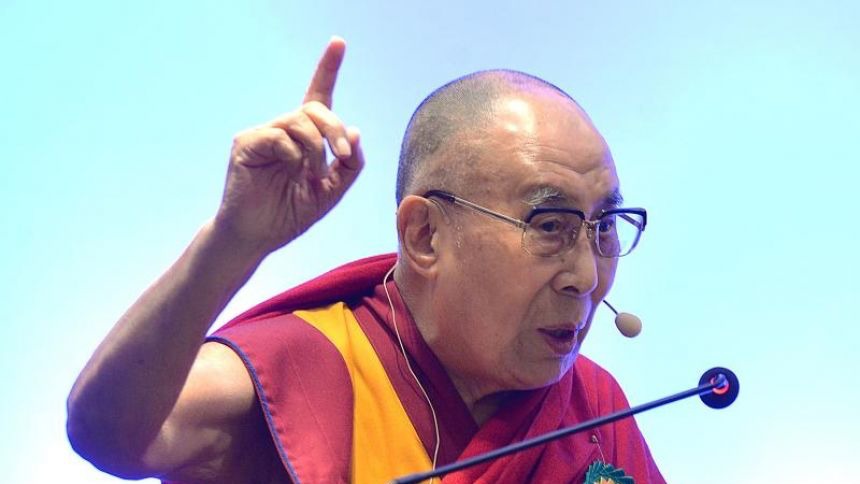 يدرك الدالاي لاما الرابع عشر الذي لا يعاني من مشاكل صحية خطيرة بأن الصين قد تحاول تعيين خليفة له أكثر مرونة