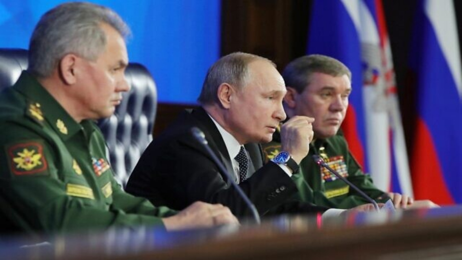 الرئيس الروسي فلاديمير بوتين (وسط) ووزير الدفاع الروسي سيرغي شويغو (يسار) يشاركان في الاجتماع السنوي لمجلس وزارة الدفاع ،