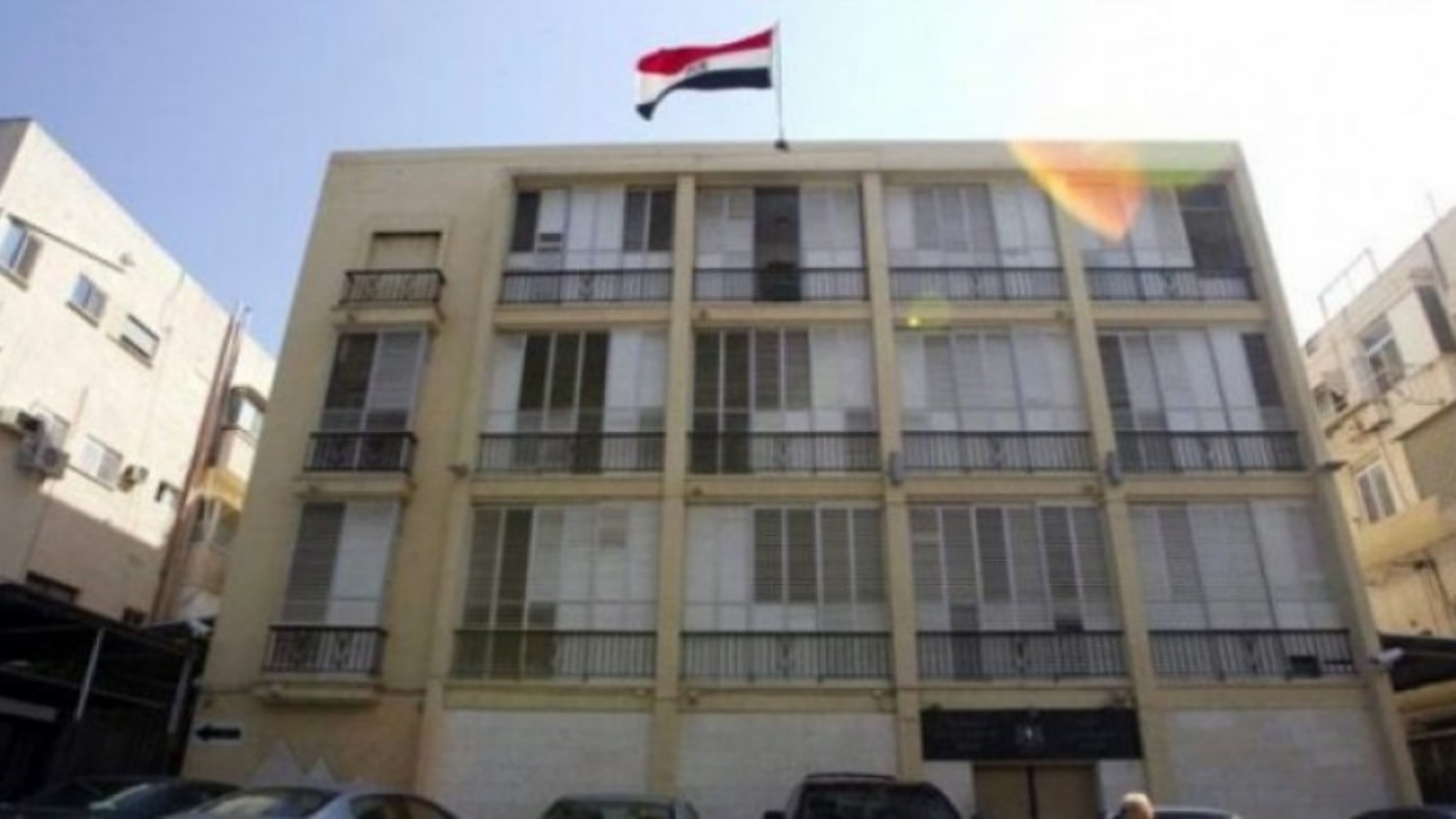 وفد مصري يخلي مبنى ممثلية بلاده في غزة