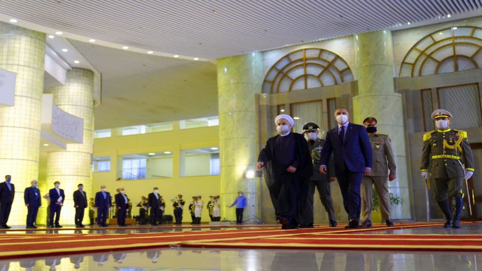 الكاظمي مع روحاني خلال زيارته الى طهران الصيف الماضي
