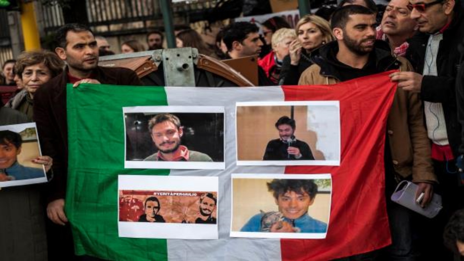  متضامنون يطالبون السلطات المصرية بكشف ملابسات مقتل الطالب الإيطالي، أمام السفارة المصرية في روما -