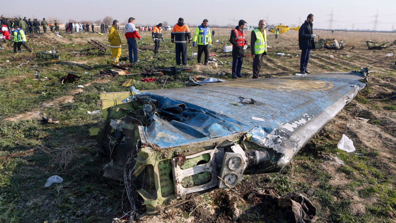 حطام الطائرة الأوكرانية المنكوبة التي كانت تقل 176 راكبا وأسقطتها إيران قرب مطار الإمام الخميني في طهران. 8 يناير/كانون الثاني 2020