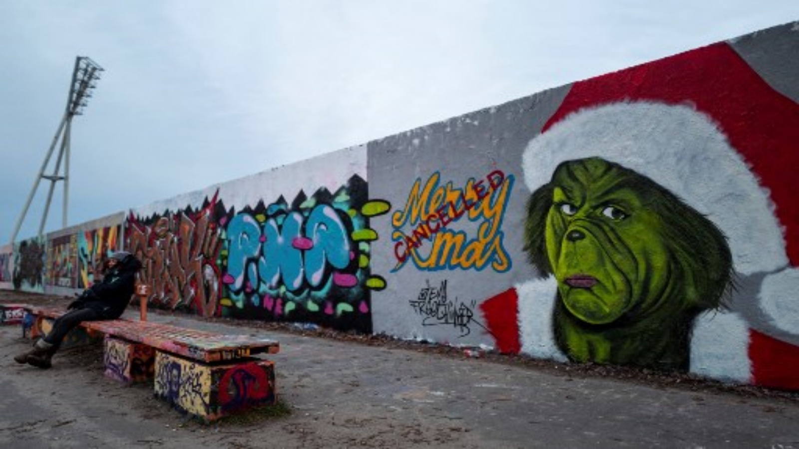 لوحة جدارية لفنان الجرافيتي إيم فريتينكر تظهر صورة شخصية غرينش للمؤلف الأمريكي الدكتور سوس مع ختم 