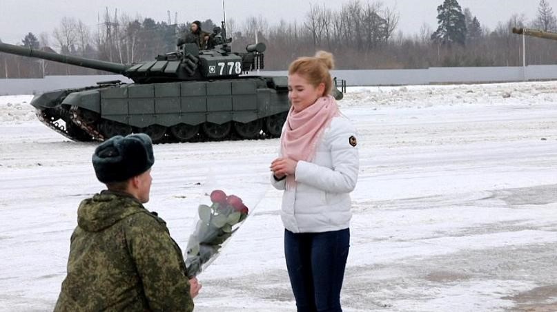 ضابط روسي يطلب يد حبيبته محاطًا بالدبابات