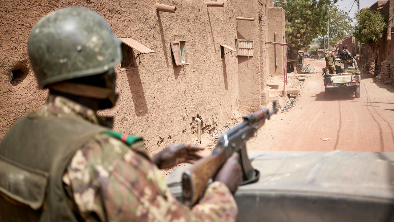 جنود ماليون يسيرون دورية في محلة دجيني في وسط مالي في 28 شباط/فبراير 2020