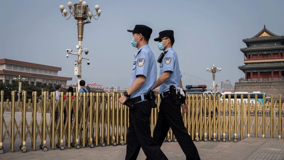 صورة أرشيفية لرجلي شرطة صينيين