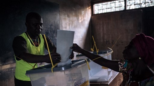 مواطن في أفريقيا الوسطى يدلي بصوته الأحد في أحد مراكز الاقتراع بالعاصمة بانغي