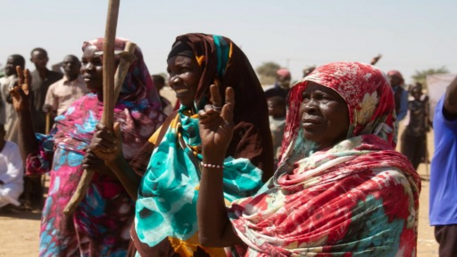 نساء سودانيات يشاركن في اعتصام للاحتجاج على انتهاء ولاية بعثة الأمم المتحدة والاتحاد الأفريقي لحفظ السلام (يوناميد) ، في مخيم كلمة للنازحين في نيالا ، عاصمة جنوب دارفور ، في 30 ديسمبر 2020. وافق مجلس الأمن التابع للأمم المتحدة على إنهاء مهمة اليوناميد طويلة الأمد لحفظ السلام في دارفور التي ينتهي تفويضها في 31 ديسمبر