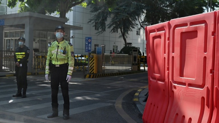 الشرطة الصينية تمنع الوصول الى المحكمة في شينزين حيث يحاكم ناشطون من هونغ كونغ الإثنين