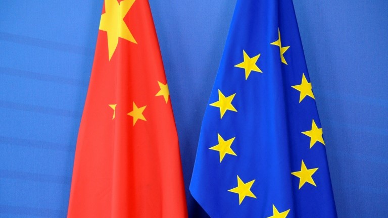 صورة أرشيفية لعلمي الاتحاد الأوروبي والصين خلال قمة بين الجانبين في بروكسل