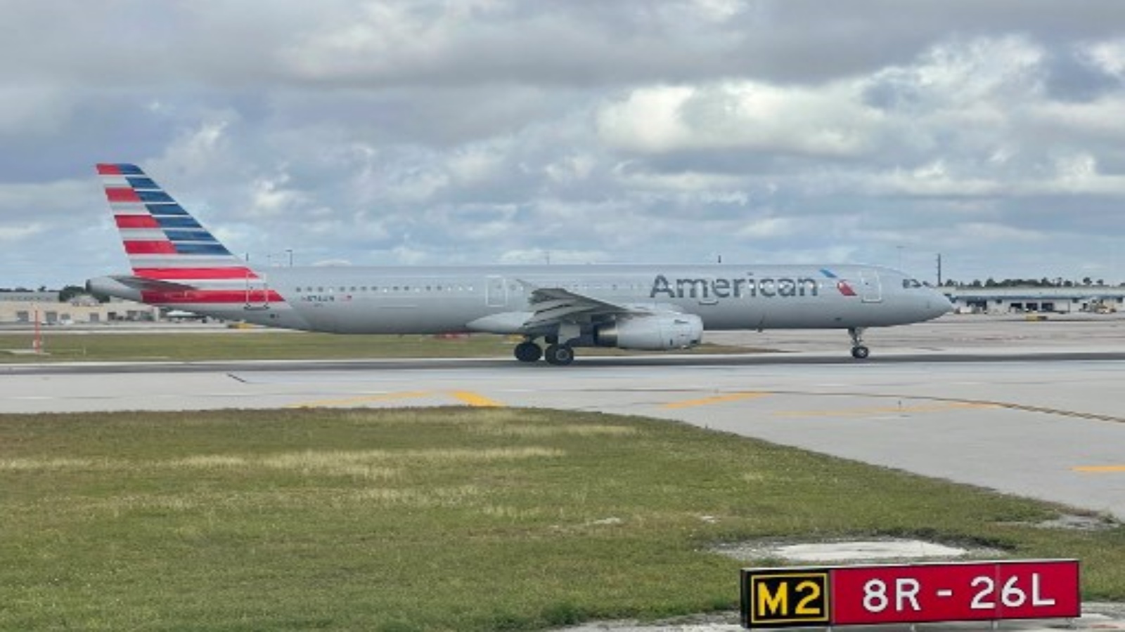 طائرة تابعة لشركة American Airlines Airbus a321 تفرض ضرائب على مدرج مطار ميامي الدولي (MIA) في 24 ديسمبر 2020 في ميامي ، فلوريدا.