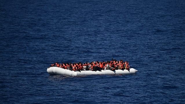 صورة أرشيفية لمهاجرين في قارب مطاطي بالبحر المتوسط