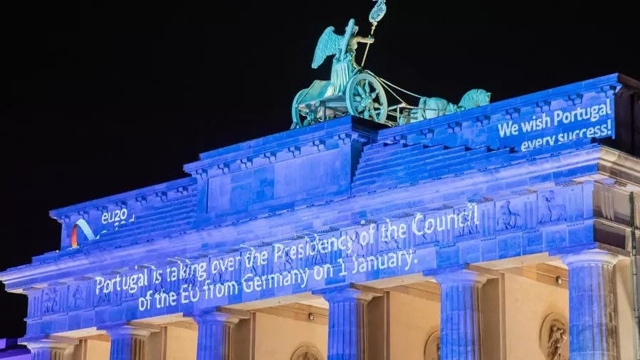 عرض ضوئي على واجهة بوابة براندبرغ في برلين يتضمن تمنيات ألمانية للبرتغال بالتوفيق في الرئاسة الدورية للاتحاد الأوروبي في 31 ديسمبر 2020