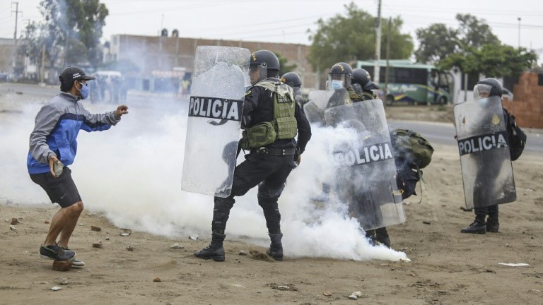 جانب من الاشتباكات بين العمال الزراعيين والشرطة في شمال البيرو في 30 ديسمبر 2020