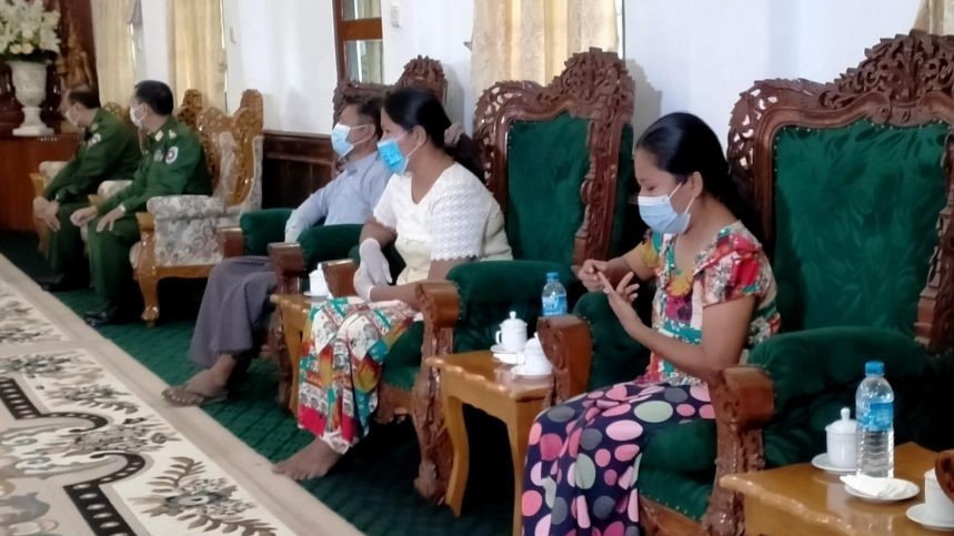 صورة انتشرت على وسائل التواصل الاجتماعي لأعضاء حزب الرابطة الوطنية للديموقراطية الثلاثة الذين أفرج عنهم متمردو راخين في بورما