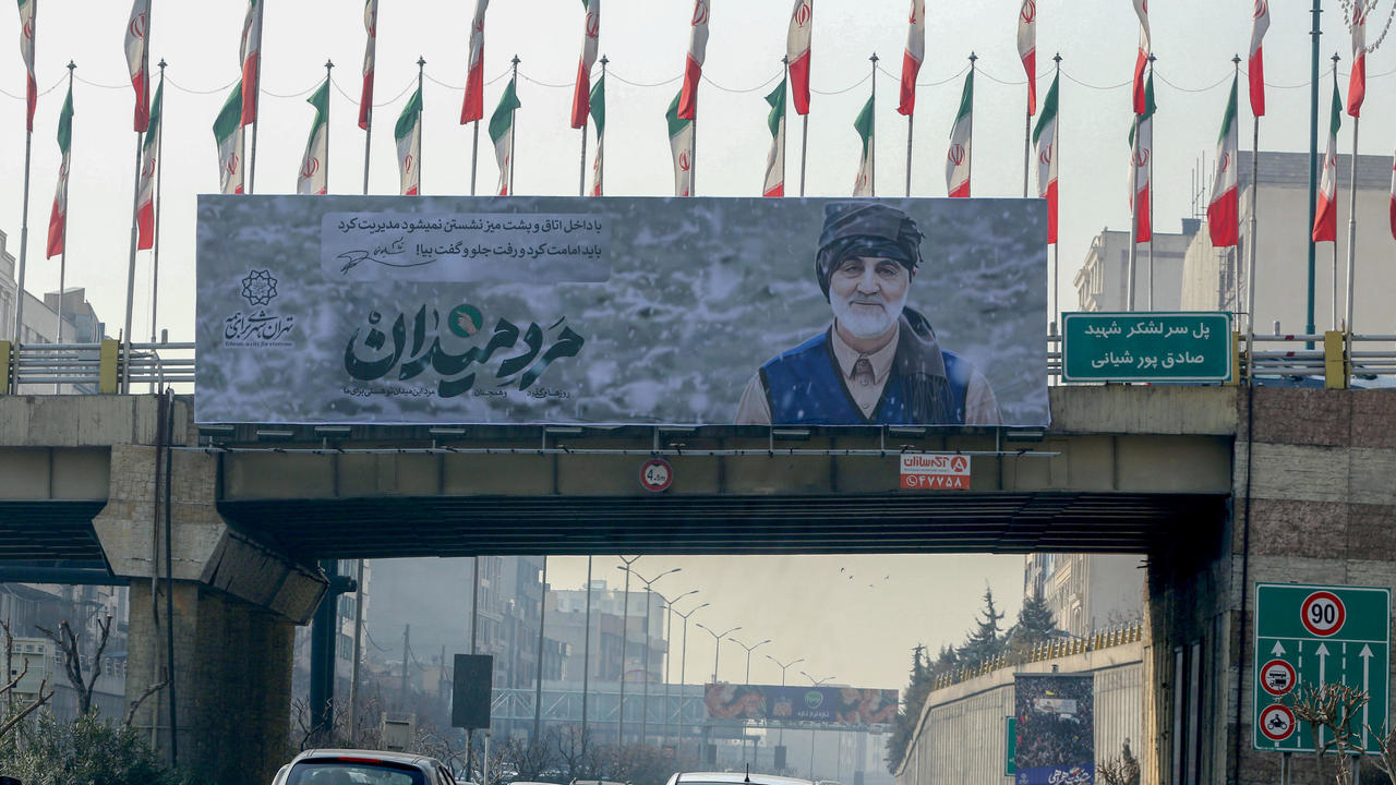 صورة لقاسم سليماني على طريق رئيسي في طهران في 30 كانون الأول/ديسمبر 2020
