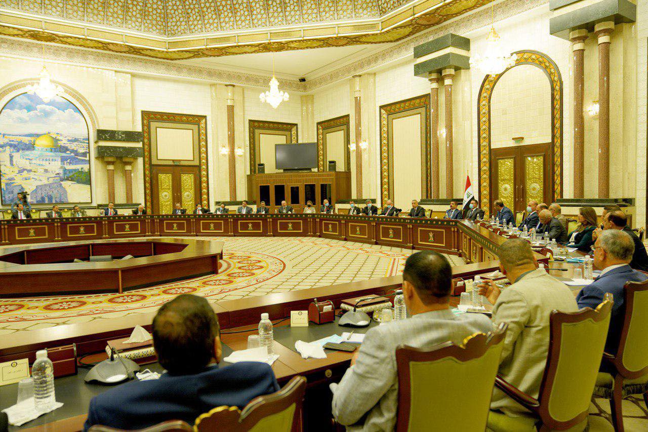 الكاظمي خلال جلسة حوارية السبت مع عدد من الوزراء واساتذة الجامعات والمحللين السياسيين